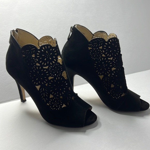 ADRIENNE VITTADINI Gallant Black suede bootie laser cut out zip up heel peep toe - Picture 1 of 17